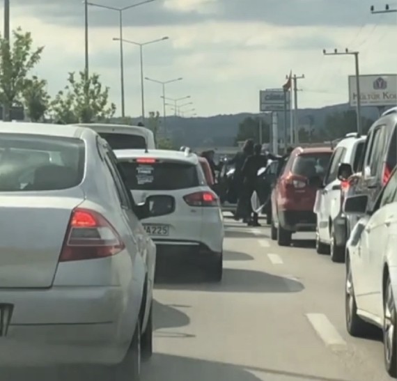 Trafiği kapatan düğün konvoyuna haklı isyan