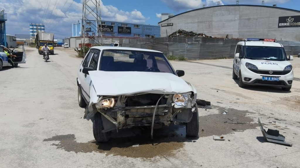 2 otomobilin çarptığı kaza kamerada: 2 yaralı