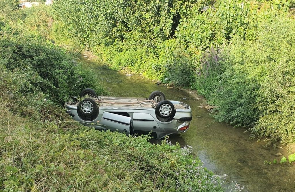 Otomobil dereye uçtu, sürücü burnu bile kanamadan kurtuldu